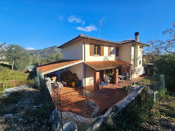 casa indipendente in vendita a Pescia