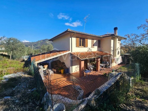 casa indipendente in vendita a Pescia