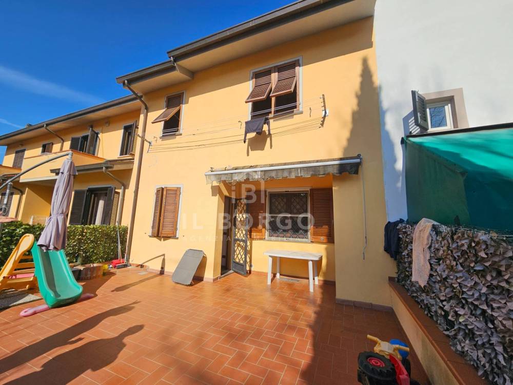 casa indipendente in vendita a Pescia