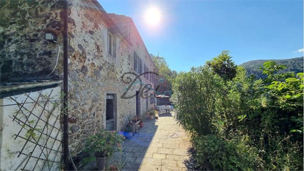 casa indipendente in vendita a Pescia in zona Pietrabuona