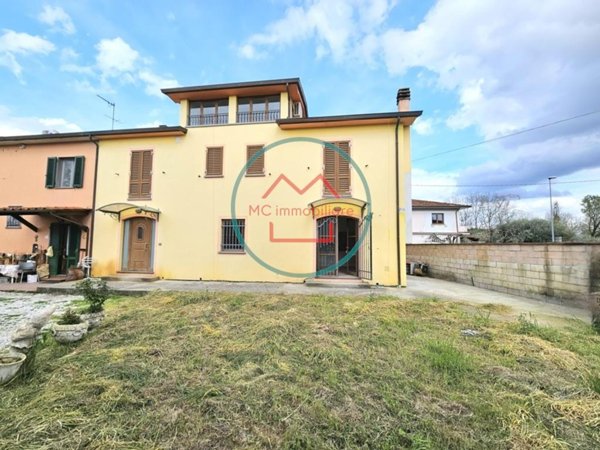 casa semindipendente in vendita a Pescia in zona Chiodo