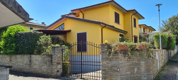 casa indipendente in vendita a Pescia