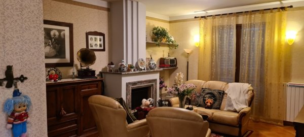casa indipendente in vendita a Pescia
