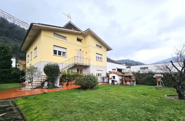 casa indipendente in vendita a Pescia