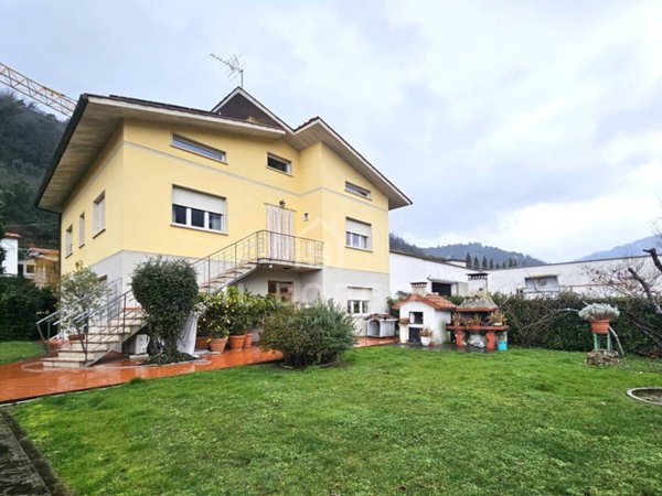casa indipendente in vendita a Pescia