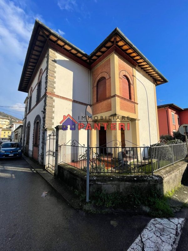 casa indipendente in vendita a Pescia