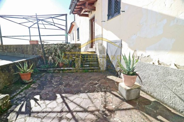 casa indipendente in vendita a Pescia