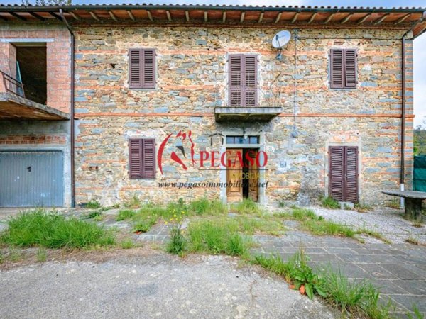 casa indipendente in vendita a Pescia