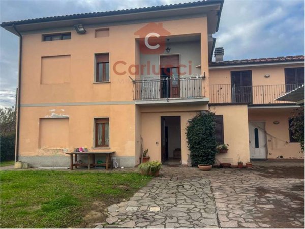casa indipendente in vendita a Pescia