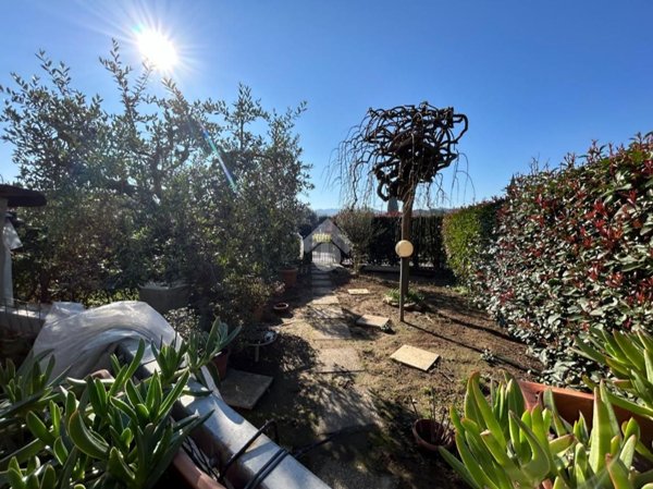 casa indipendente in vendita a Pescia in zona Veneri