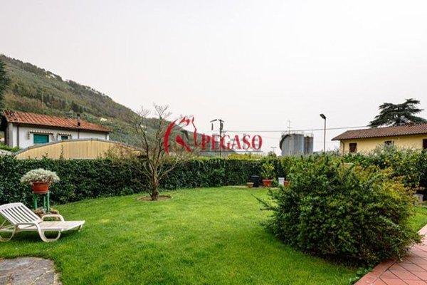 casa indipendente in vendita a Pescia