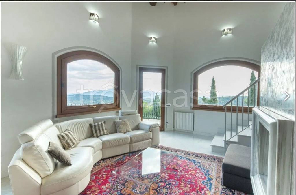 casa indipendente in vendita a Pescia