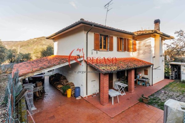 casa indipendente in vendita a Pescia