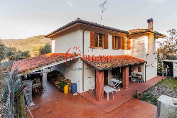 casa indipendente in vendita a Pescia