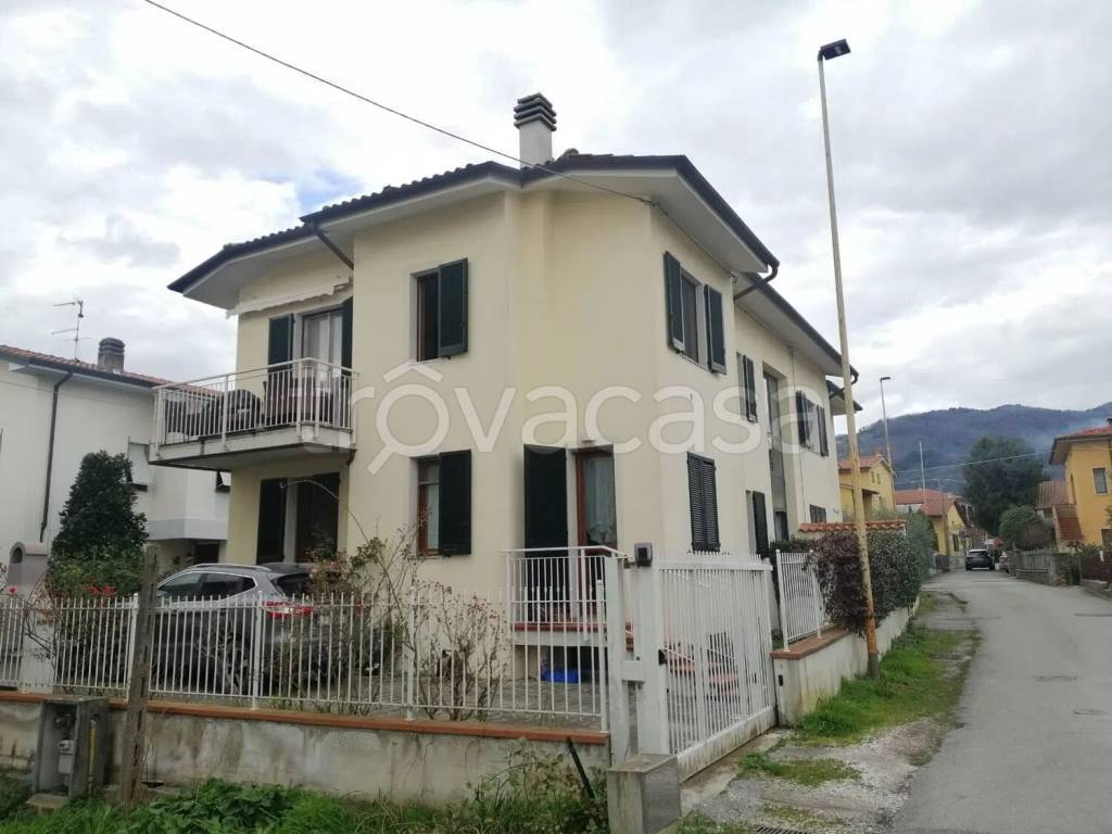 appartamento in vendita a Pescia in zona Collodi