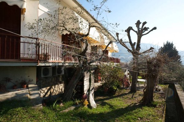 casa indipendente in vendita a Pescia