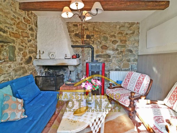 casa indipendente in vendita a Pescia in zona San Quirico