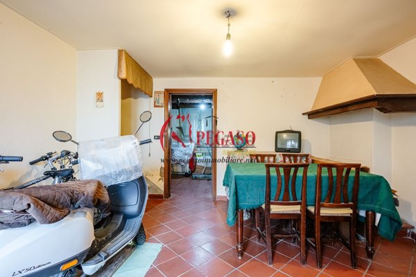 casa indipendente in vendita a Pescia in zona Veneri