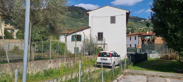 casa indipendente in vendita a Pescia
