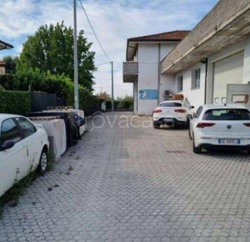 locale commerciale in vendita a Pescia