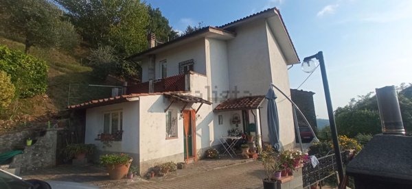 casa indipendente in vendita a Pescia in zona Vellano