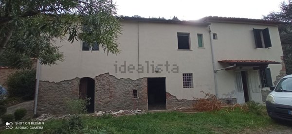 casa semindipendente in vendita a Pescia