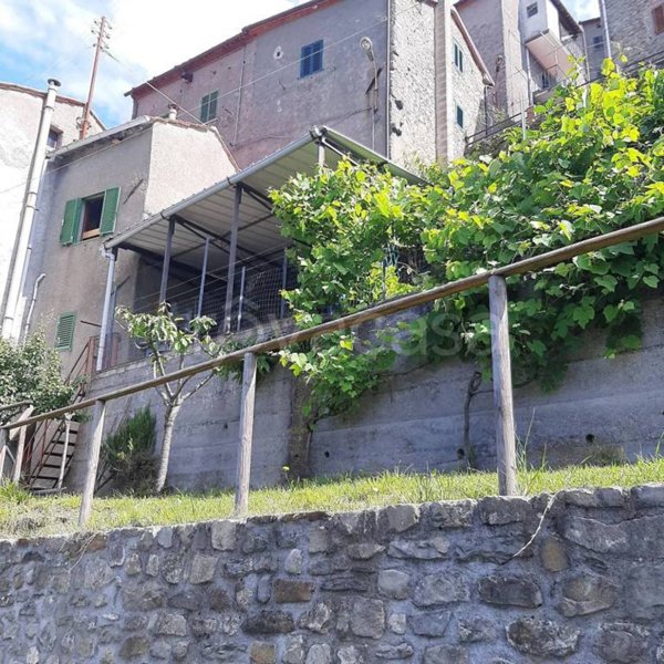 casa indipendente in vendita a Pescia