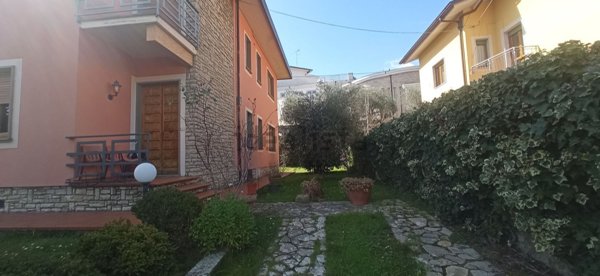 casa indipendente in vendita a Pescia