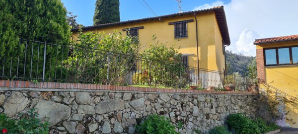 casa indipendente in vendita a Pescia