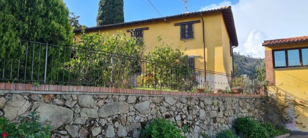 casa indipendente in vendita a Pescia