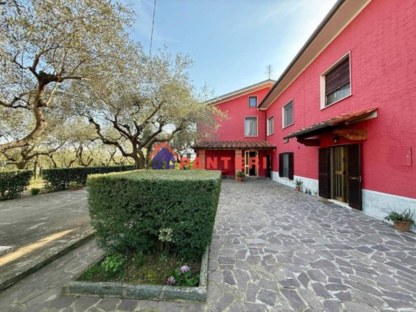 casa indipendente in vendita a Pescia