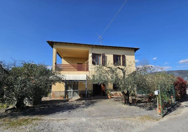 casa indipendente in vendita a Pescia in zona Zei
