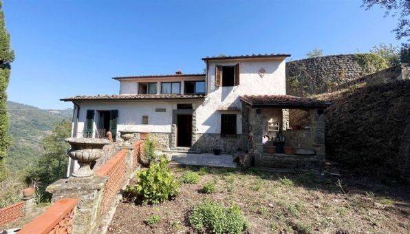 casa indipendente in vendita a Pescia