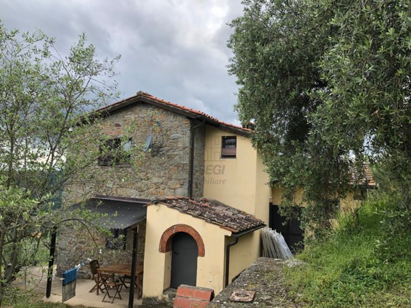 casa indipendente in vendita a Pescia in zona Collodi