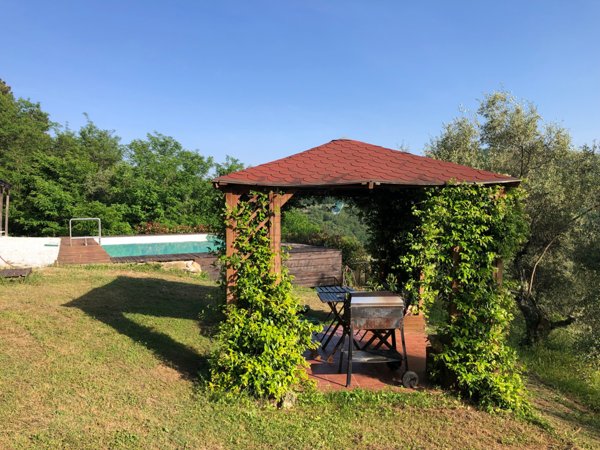 casa indipendente in vendita a Pescia in zona Collodi