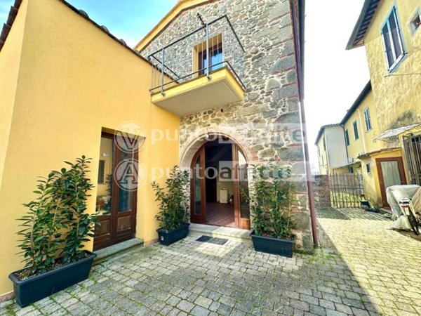 casa indipendente in vendita a Pescia in zona Veneri