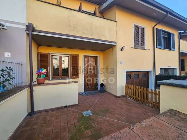 casa indipendente in vendita a Pescia