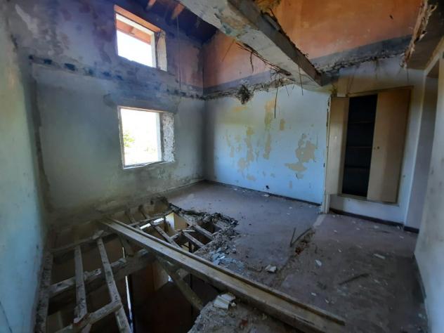 casa indipendente in vendita a Pescia in zona Veneri