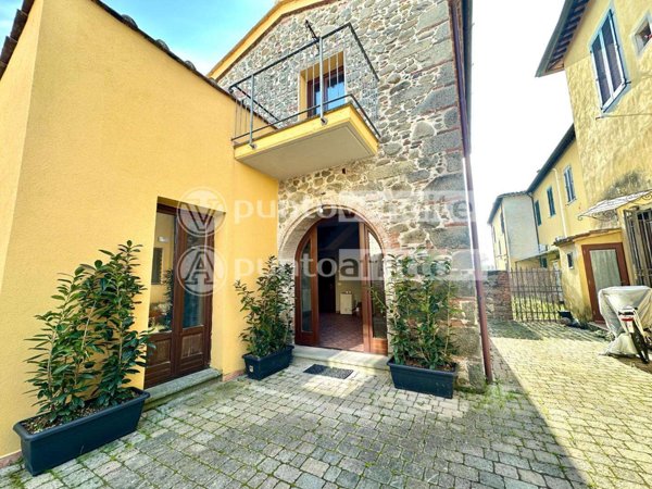casa indipendente in vendita a Pescia
