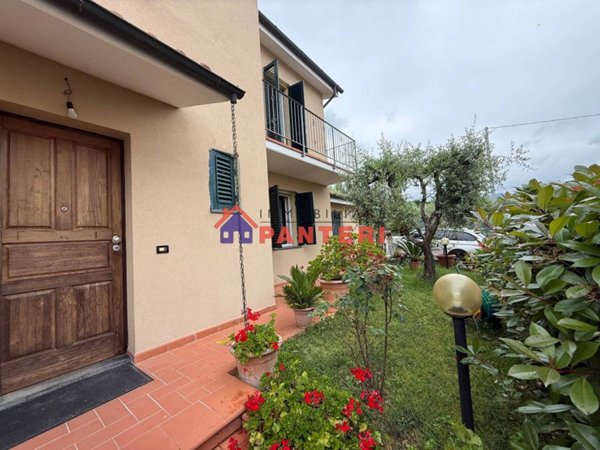 casa indipendente in vendita a Pescia in zona Veneri