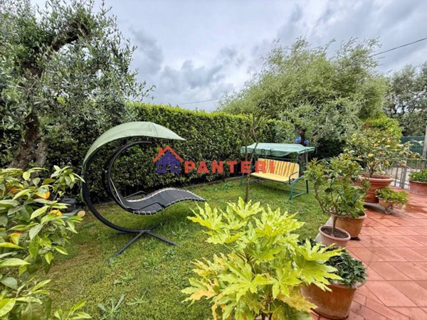 casa indipendente in vendita a Pescia in zona Veneri