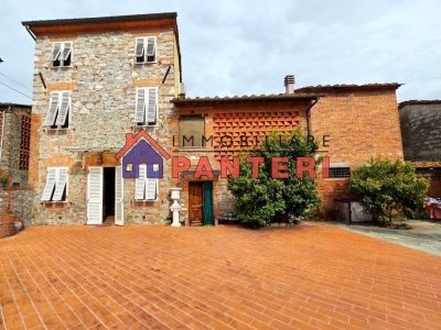 casa indipendente in vendita a Pescia