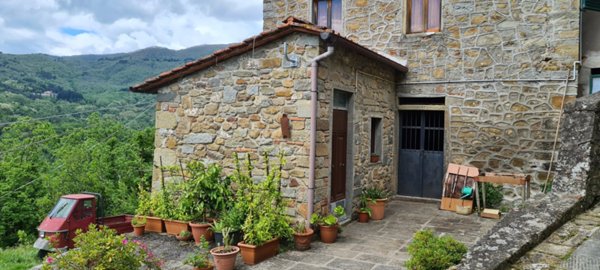 casa indipendente in vendita a Pescia in zona Aramo