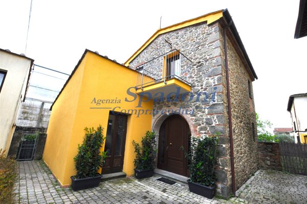 casa indipendente in vendita a Pescia