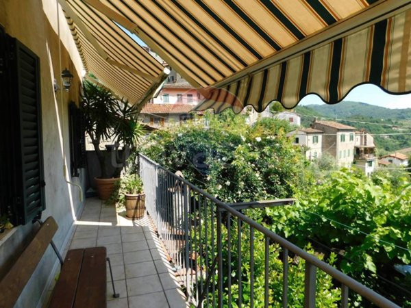 casa indipendente in vendita a Pescia in zona Castelvecchio