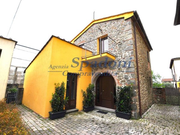 casa indipendente in vendita a Pescia