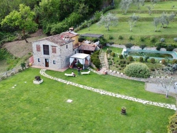 casa indipendente in vendita a Pescia
