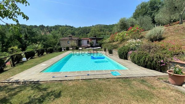 casa indipendente in vendita a Pescia