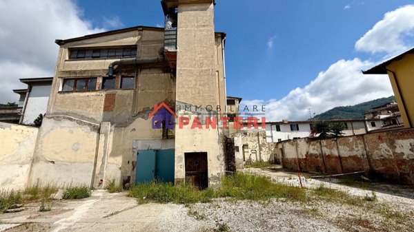 locale di sgombero in vendita a Pescia