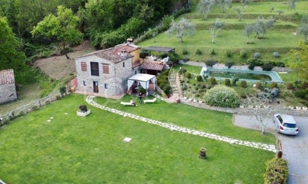 casa indipendente in vendita a Pescia